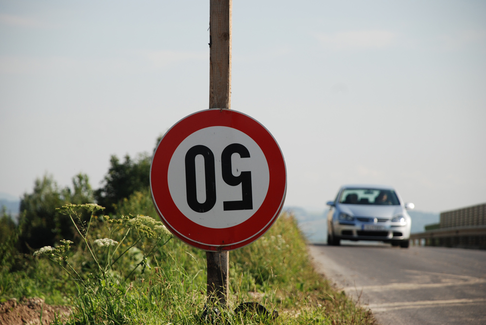 Geschwindigkeitschild verkehrt montiert