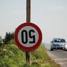 Geschwindigkeitschild verkehrt montiert