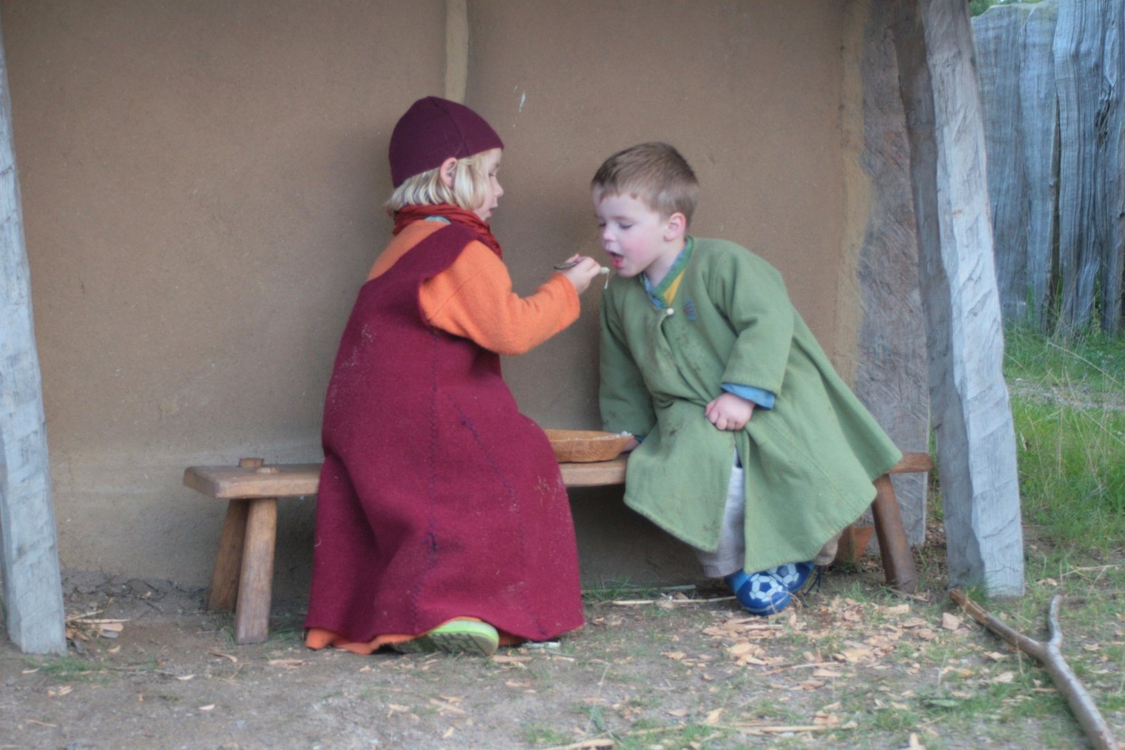 Geschwisterliebe (Freya und ihr kleiner Bruder Leif) in Haithabu