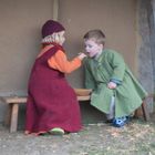 Geschwisterliebe (Freya und ihr kleiner Bruder Leif) in Haithabu