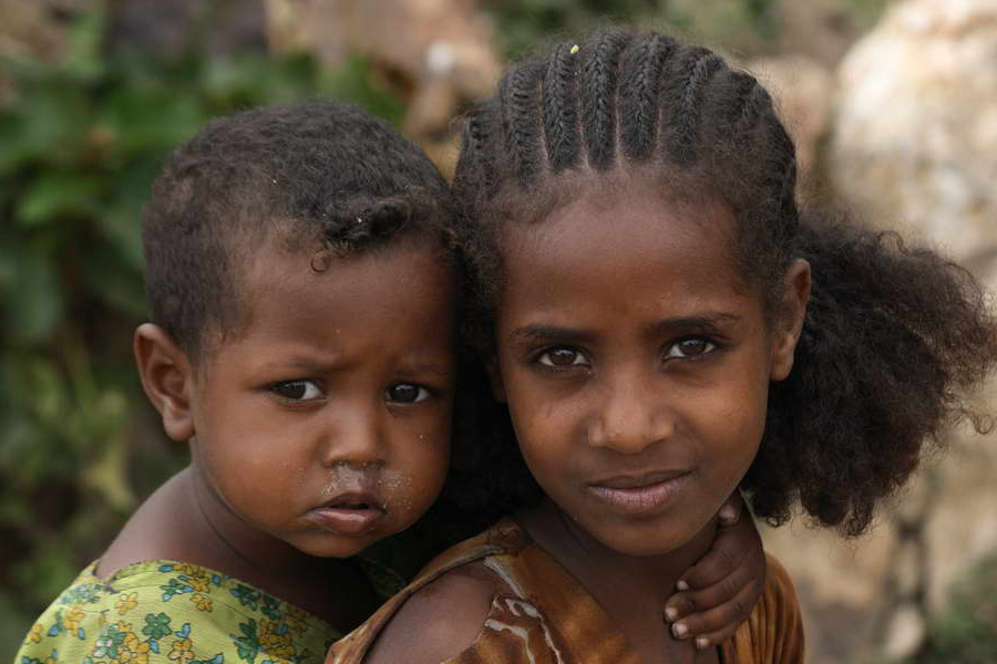 Geschwisterpaar in den Bergen nördl. von Adis-Abeba bei Debre Sina.