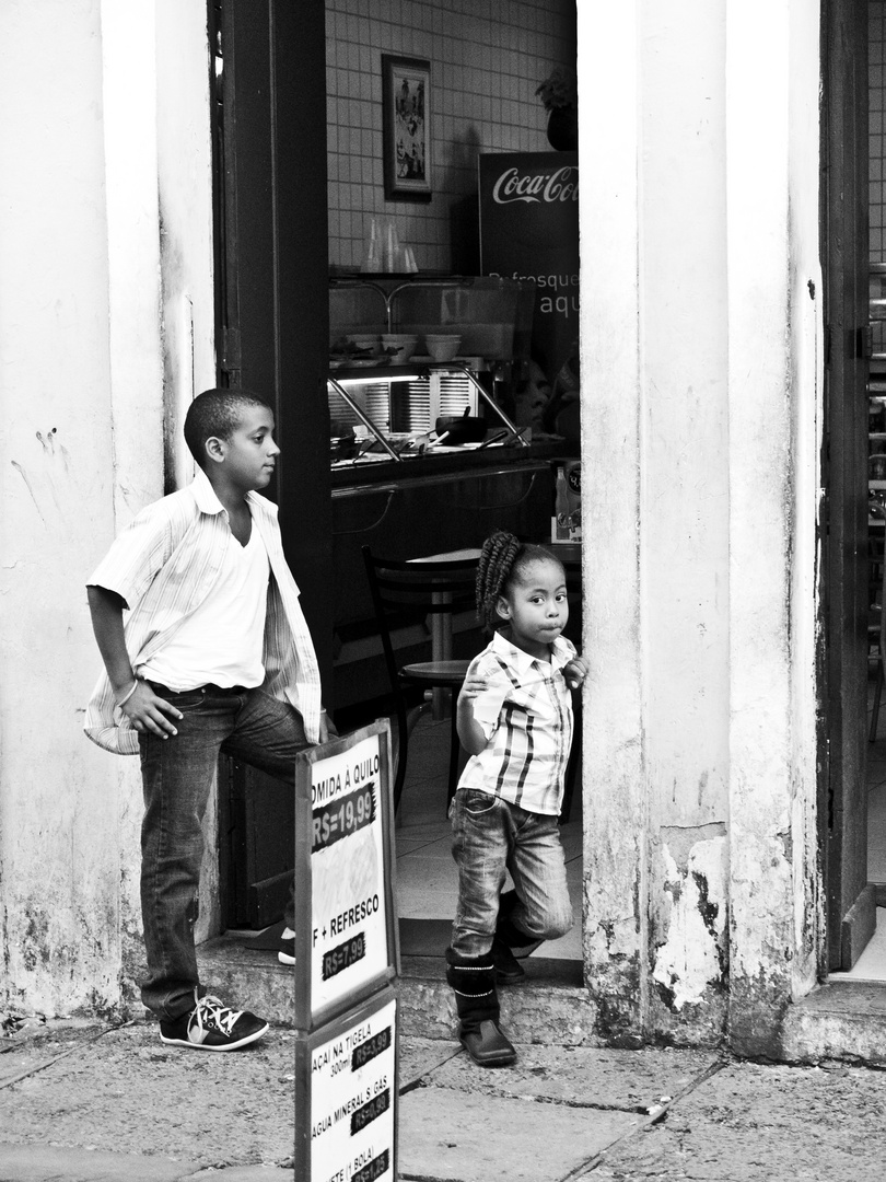 Geschwisterpaar in Salvador, Brasilien