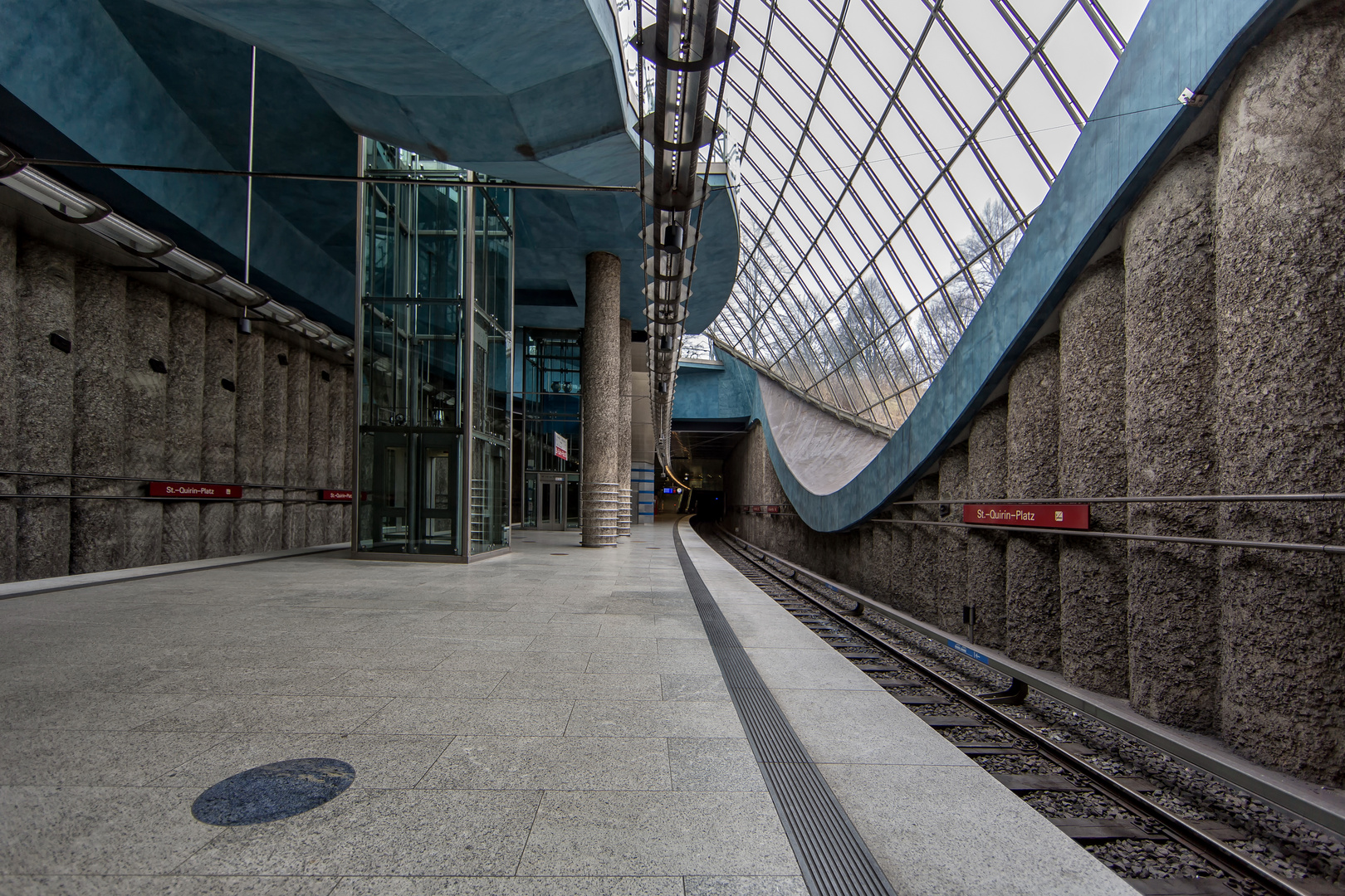 Geschwungenes U-Bahnhof-Fenster