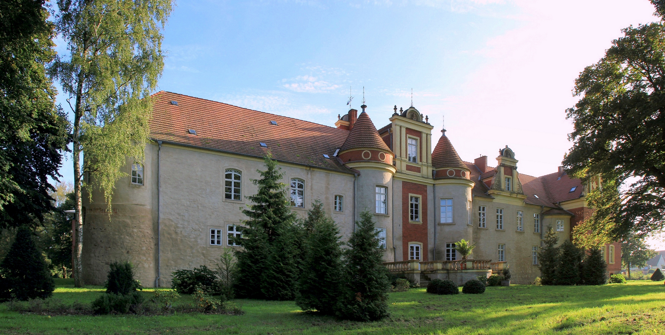 Gesehem und Schluss: Schloss Meyenburg rückseitig ...