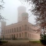 Gesehen in der Granitz - Jagdschloss im Nebel (Farbvariante)