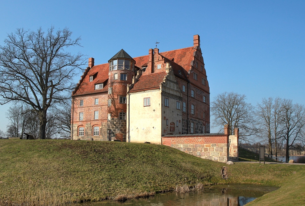 Gesehen: Schloss Ulrichshusen und nur das Torhaus ...