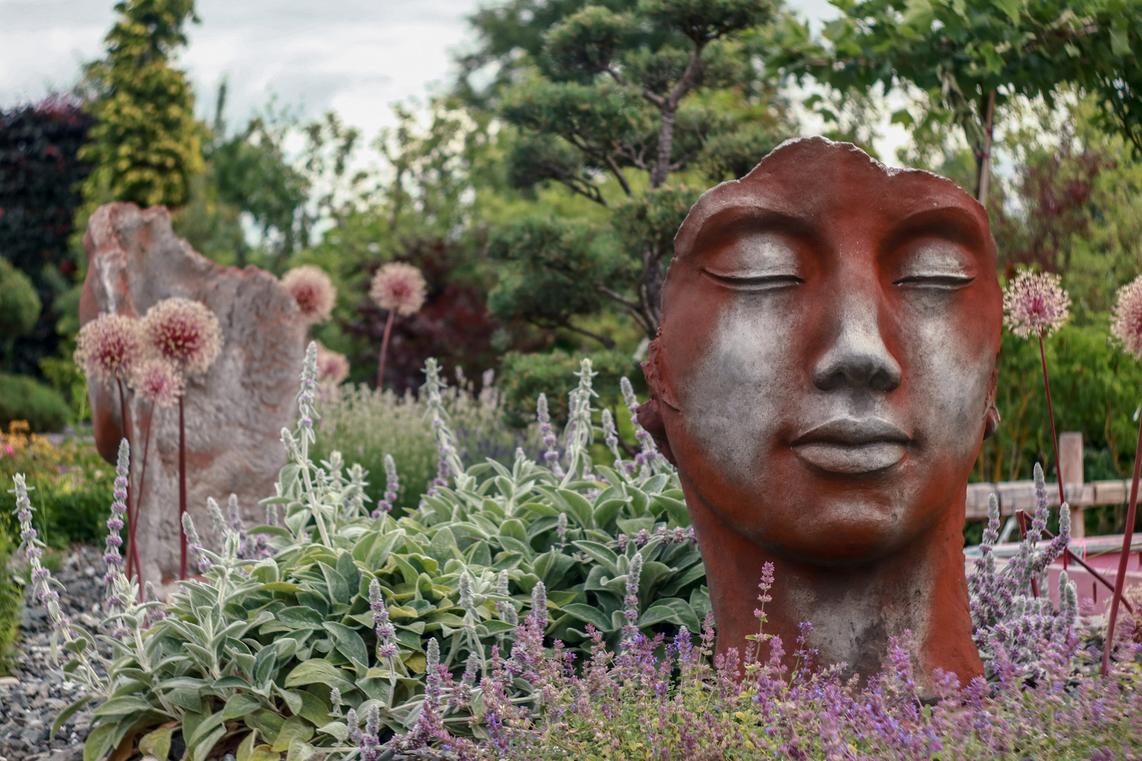 Gesicht im Garten 