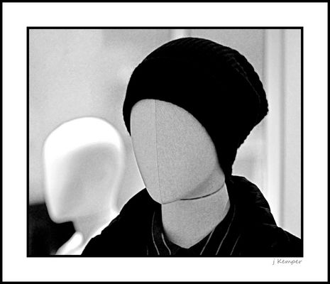 - gesichts- und farblos -