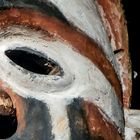 Gesichtsmaske aus Eidechsenhaut (Detail), Kongo, 19. Jhd.
