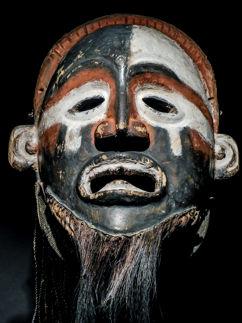 Gesichtsmaske aus Eidechsenhaut, Kongo, 19. Jhd.