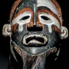 Gesichtsmaske aus Eidechsenhaut, Kongo, 19. Jhd.