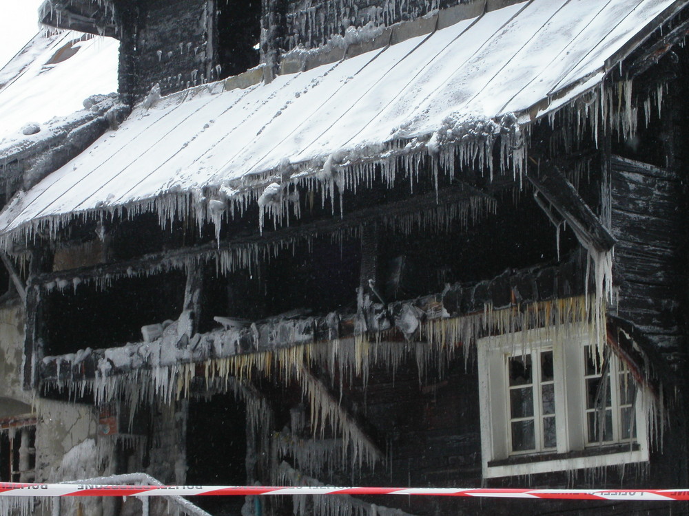 Gespenstiges Haus, nach einen Brand im tiefsten Winter