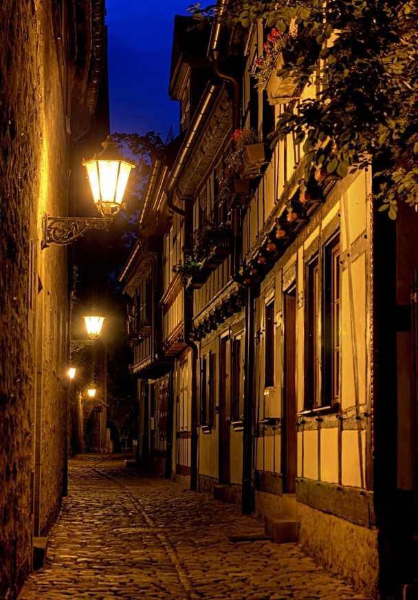 Gespenstisch dunkle Gasse