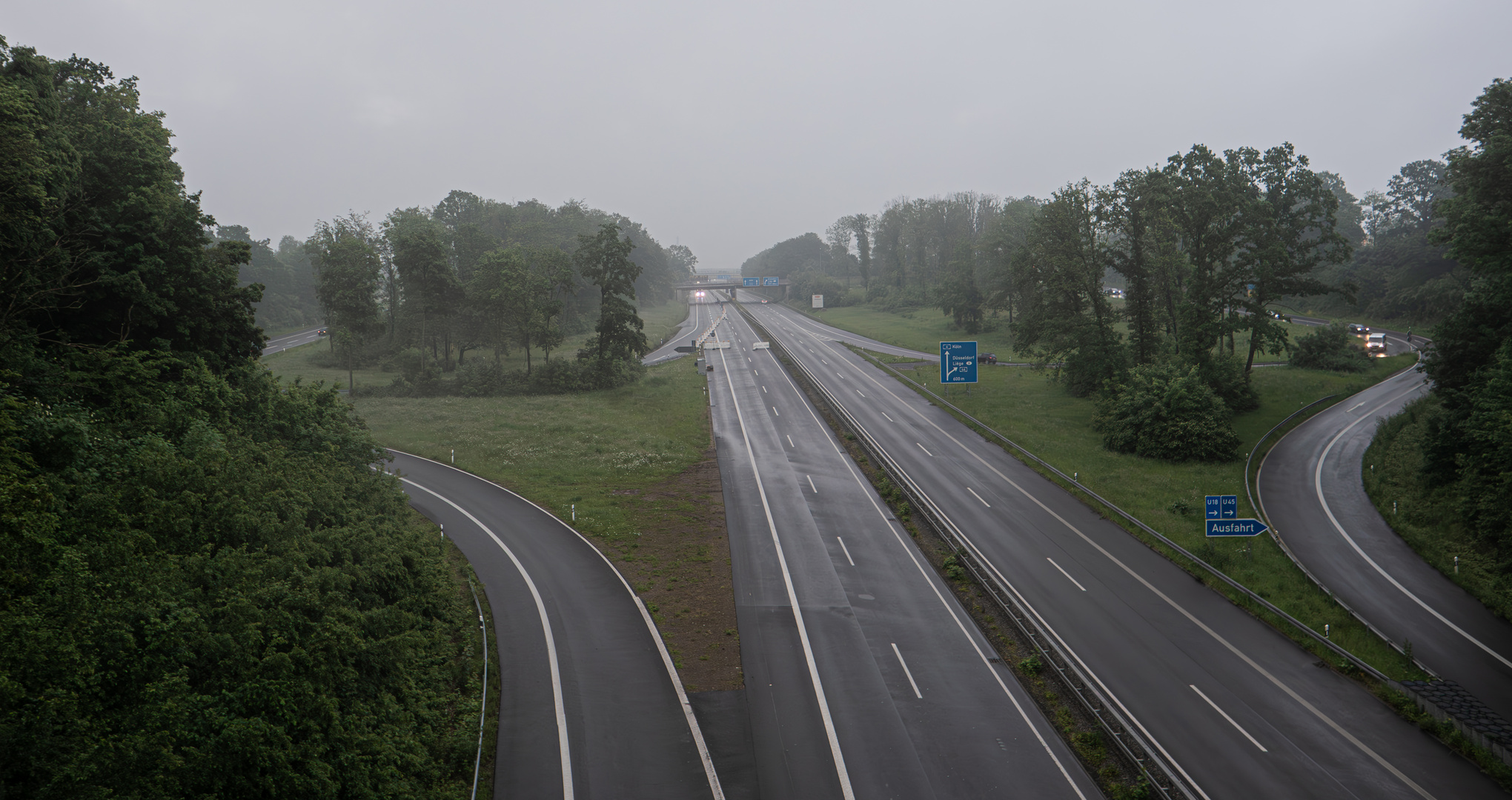 gesperrte A544 nach dem Regen