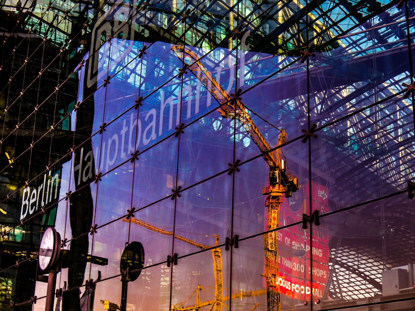 Gespiegelt ... am Berliner Hauptbahnhof ...