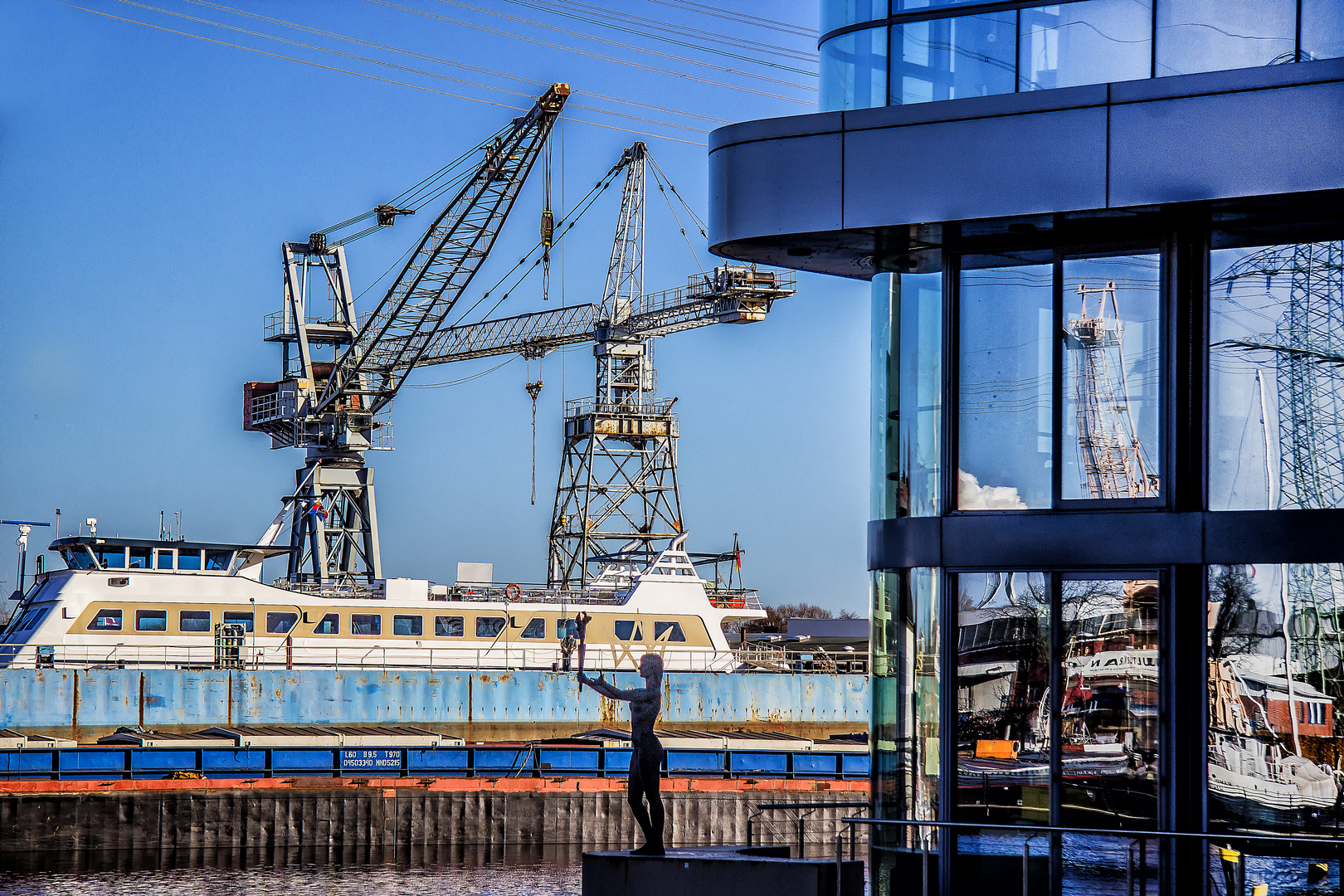 Gespiegelt ... am Harburger Binnenhafen