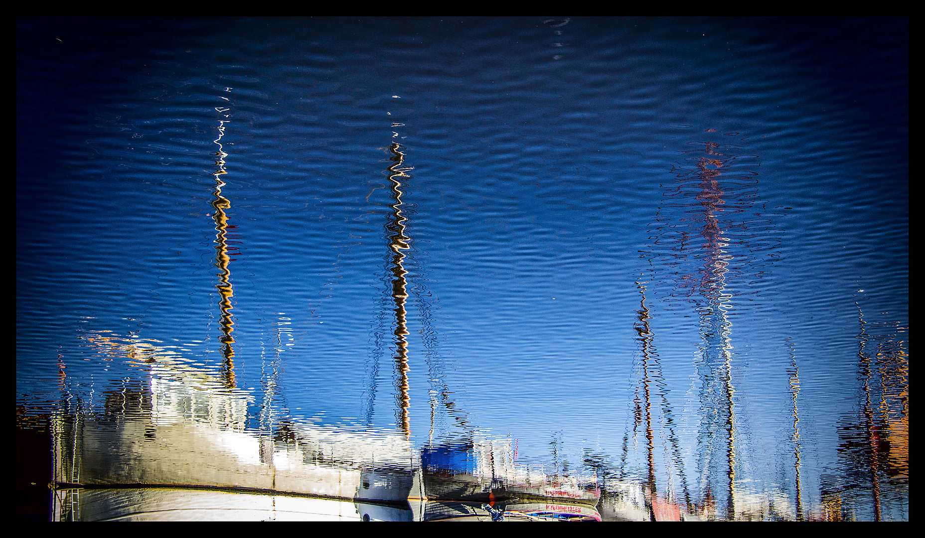 Gespiegelt ... auf dem Hafenwasser