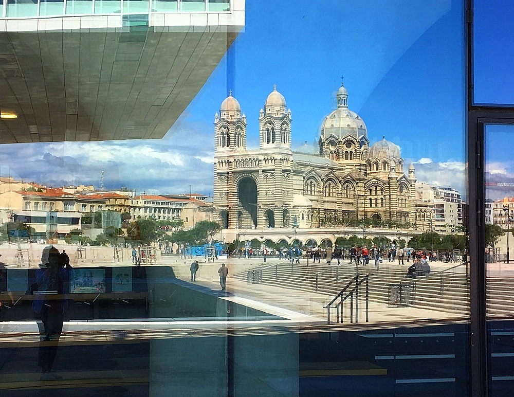 Gespiegelt - die Kathedrale in Marseille