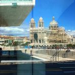 Gespiegelt - die Kathedrale in Marseille