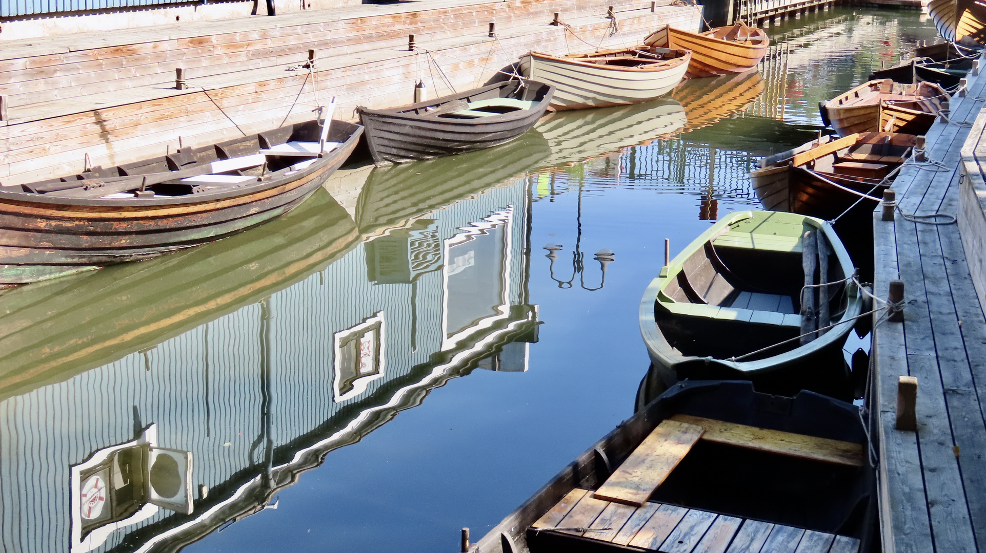 Gespiegelt im Hafen von Valdemarsvik........