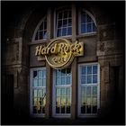 Gespiegelt ... in den Fenstern des HARD ROCK CAFE ...