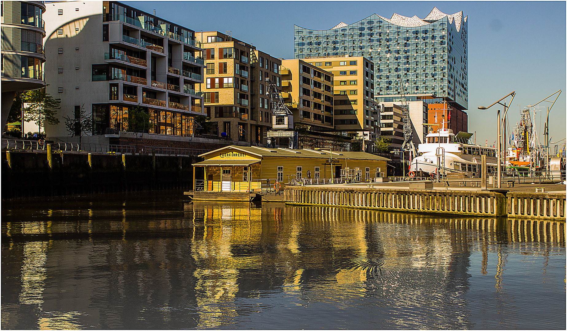 Gespiegelt ... in der Hamburger Hafencity ...