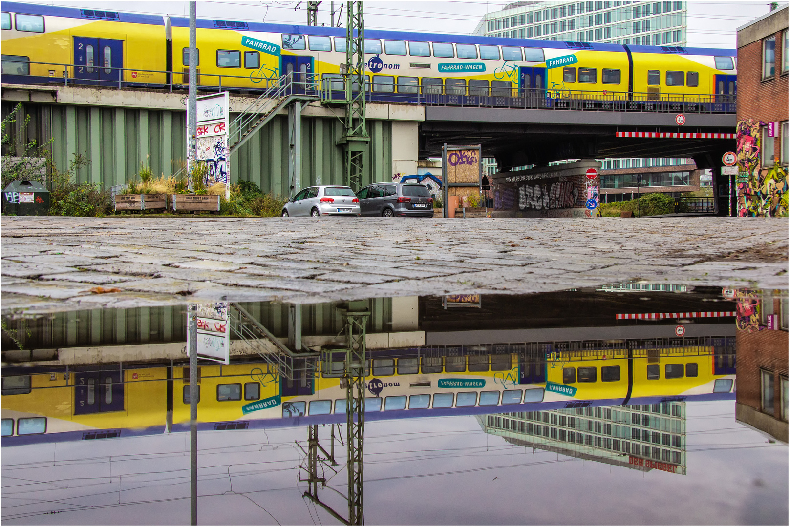 Gespiegelt ... Oberhafenbrücke Hamburg, mit Regionalzug METRONOME ...