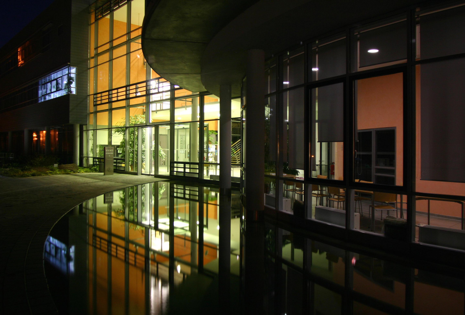 gespiegelte Architektur am Beutenberg-Campus