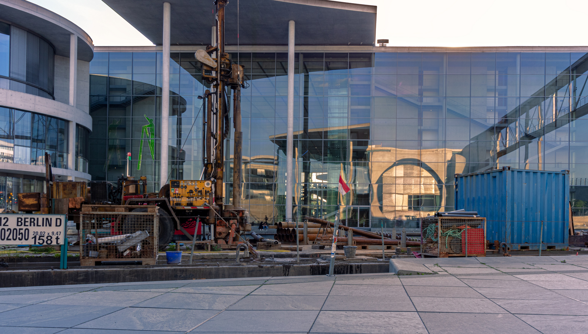 Gespiegelte Baustelle am Regierungsviertel