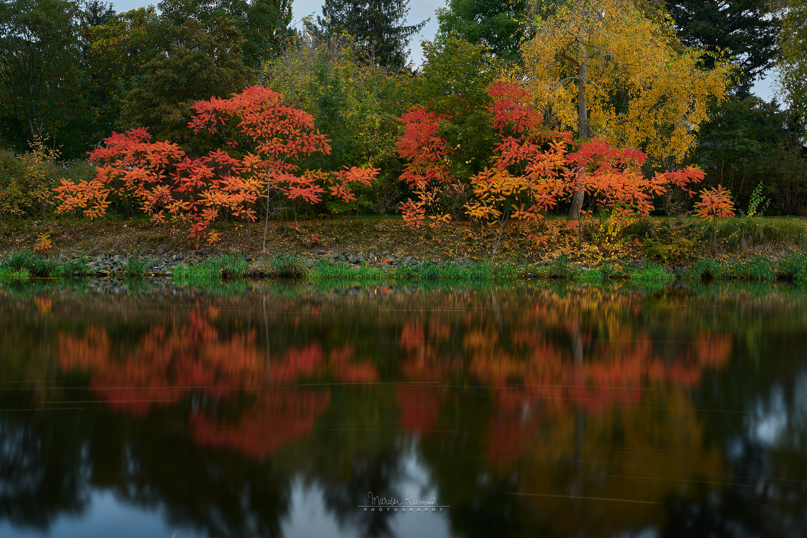 Gespiegelte Farbenpracht des Herbstes