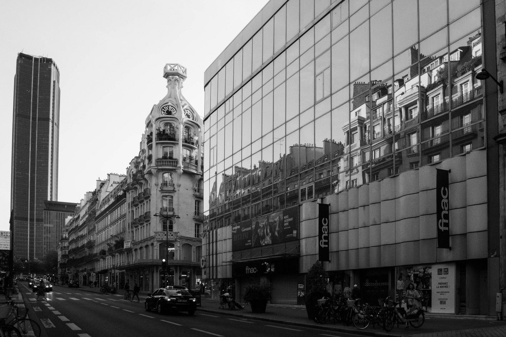 Gespiegelte Fassade, monochrom