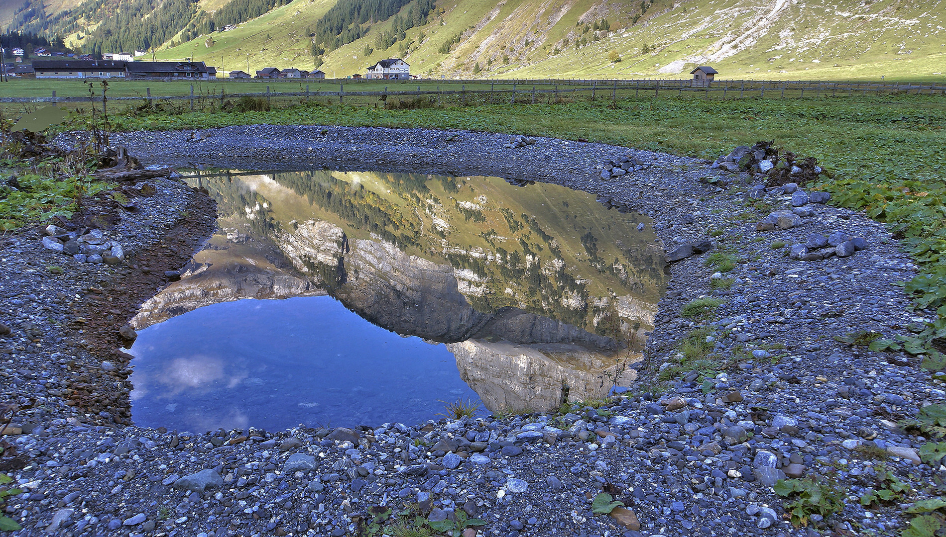 Gespiegelte Felsen am Urnerboden 1