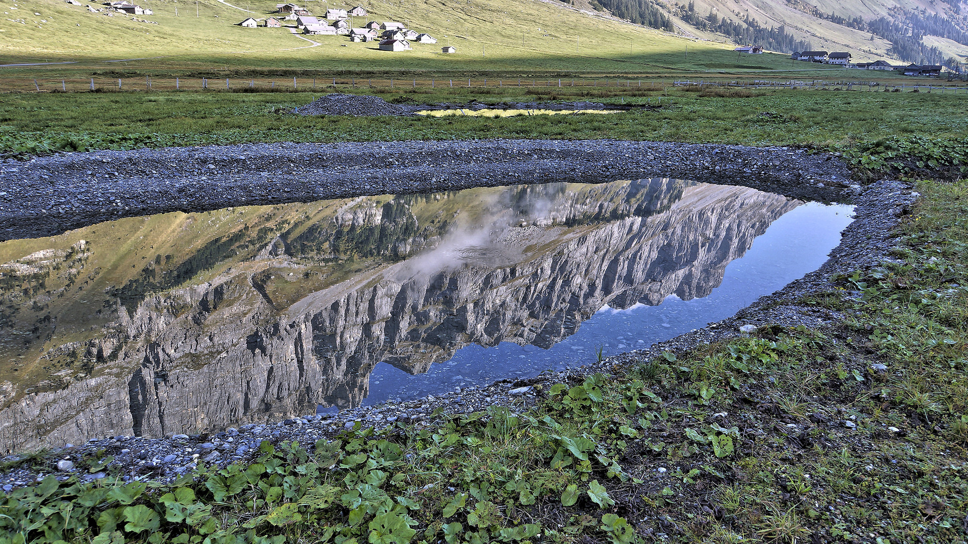 Gespiegelte Felsen am Urnerboden