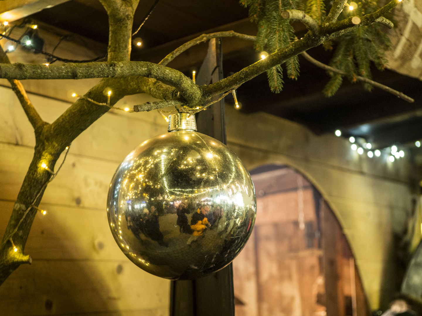 Gespiegelte Fotografen auf dem Weihnachtsmarkt