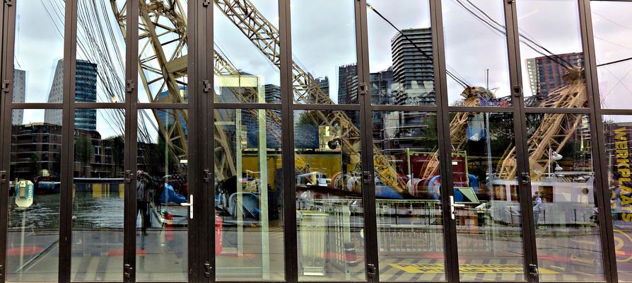 GESPIEGELTE HAFENLANDSCHAFT