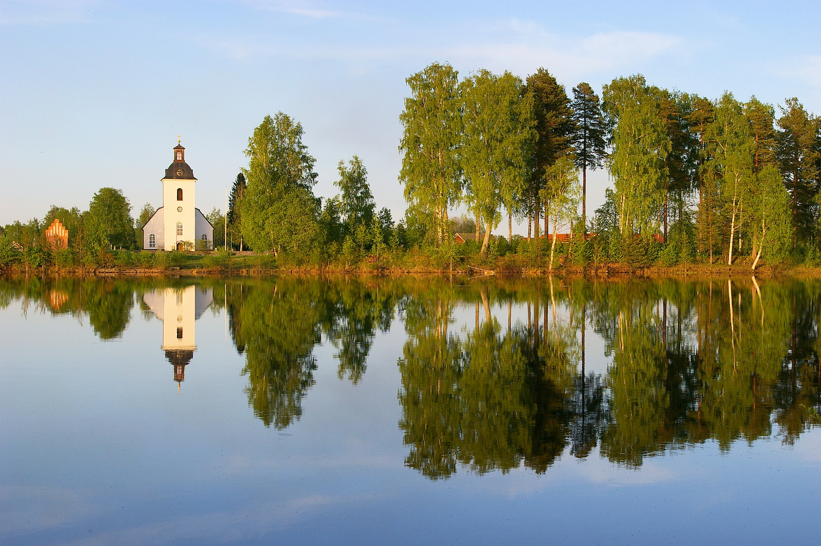 gespiegelte Kirche von Nås 