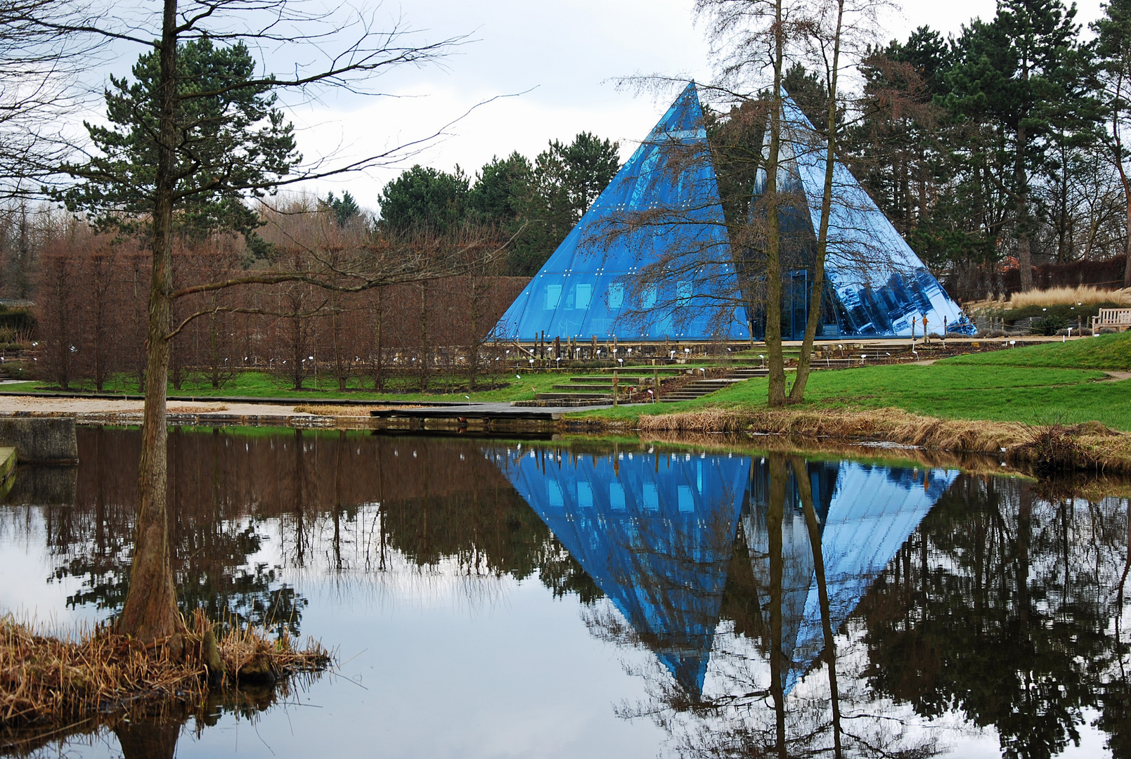 Gespiegelte Pyramide