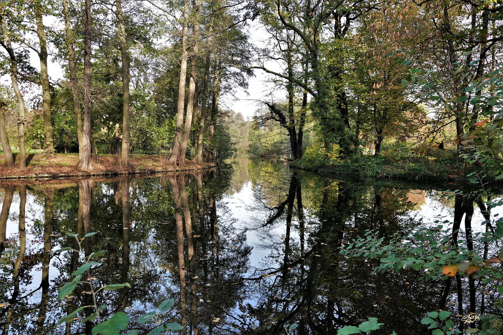 Gespiegelte Schlosspark-Idylle