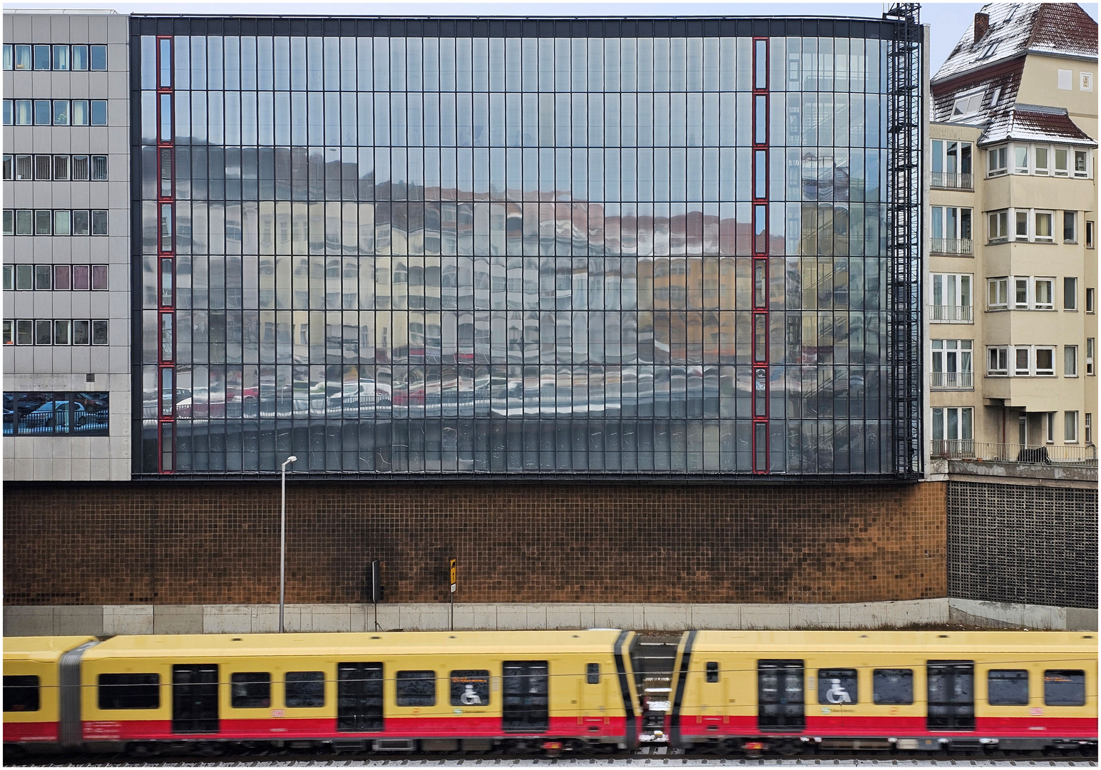 Gespiegelte Stadtkulisse