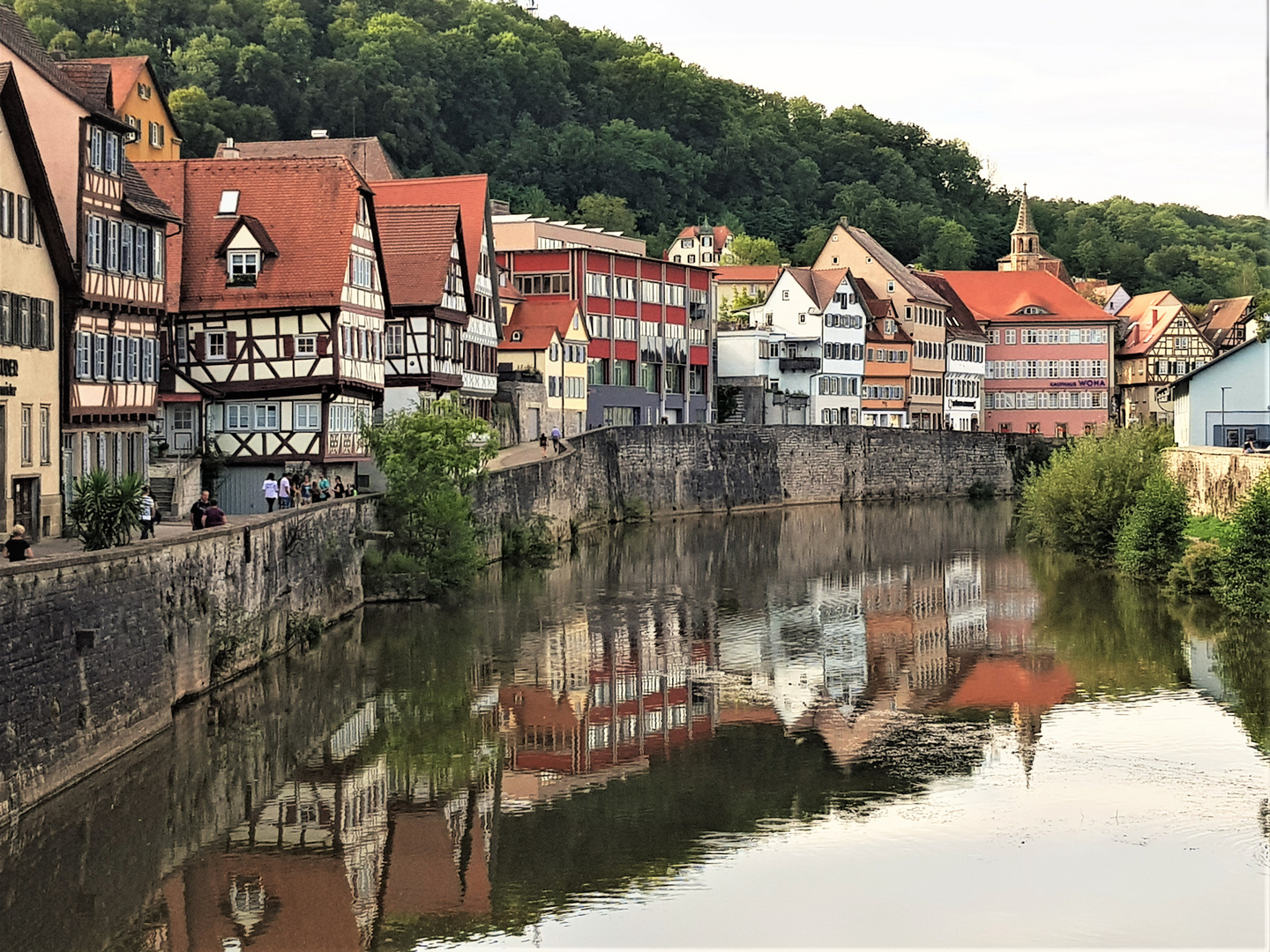              Gespiegelte Straßenzeile im Kocher  