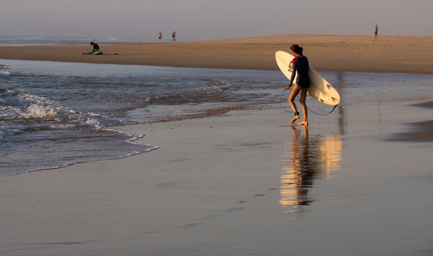 Gespiegelte Surferin