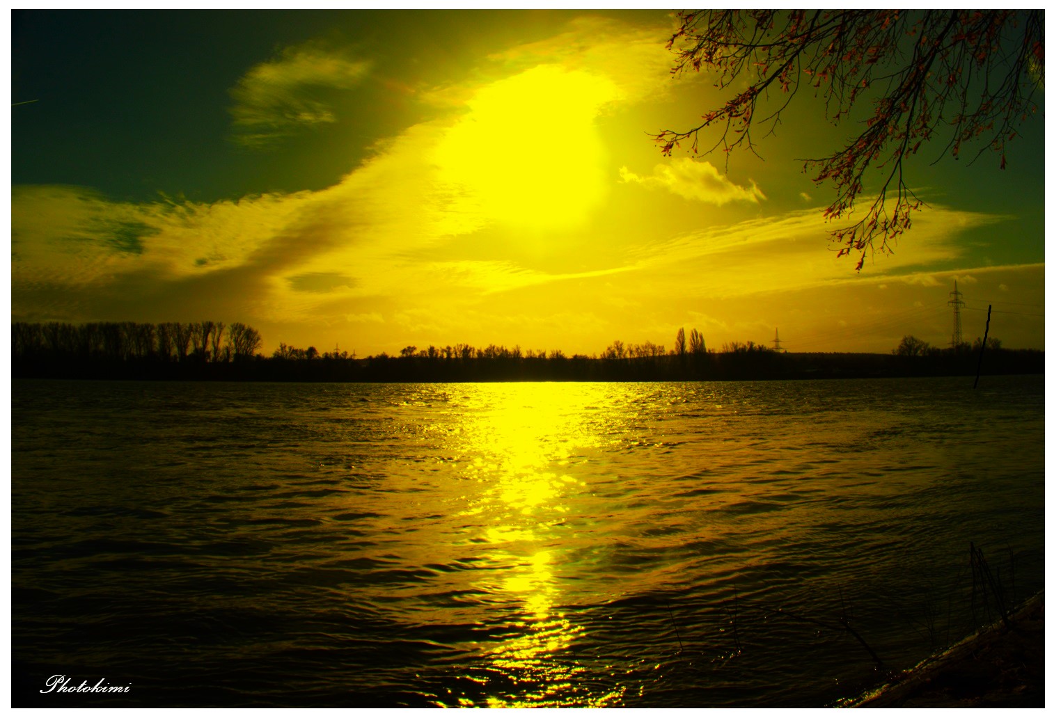 Gespiegelte Winter Sonne auf dem Rhein 