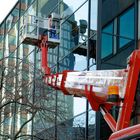 Gespiegelter Fensterputzer mit großem Besteck