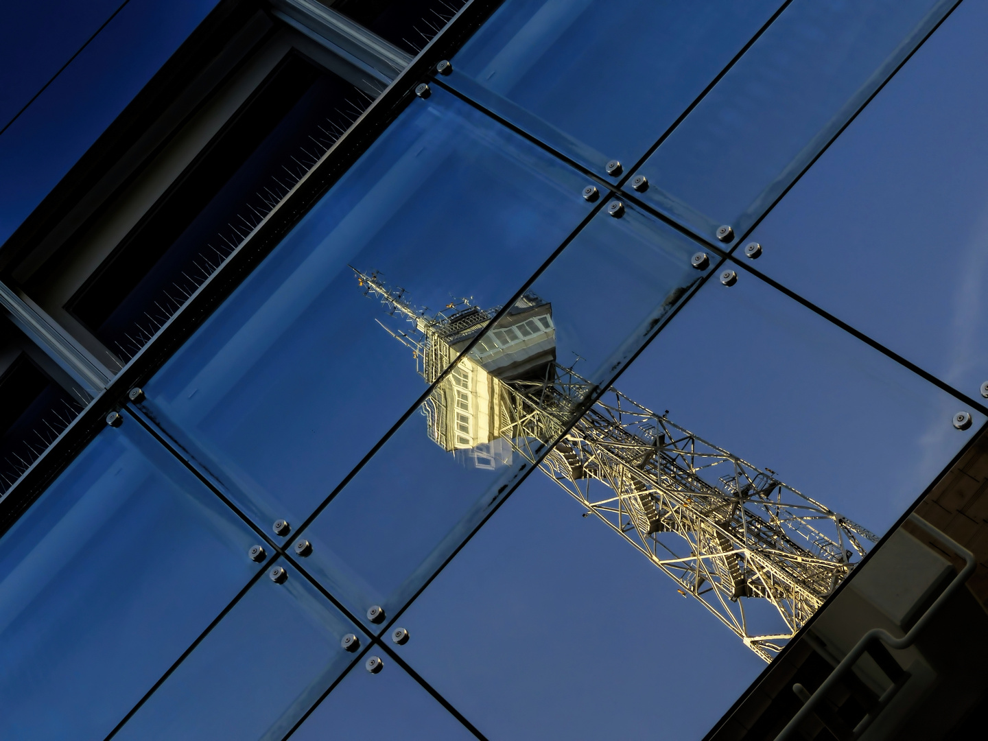 Gespiegelter Funkturm