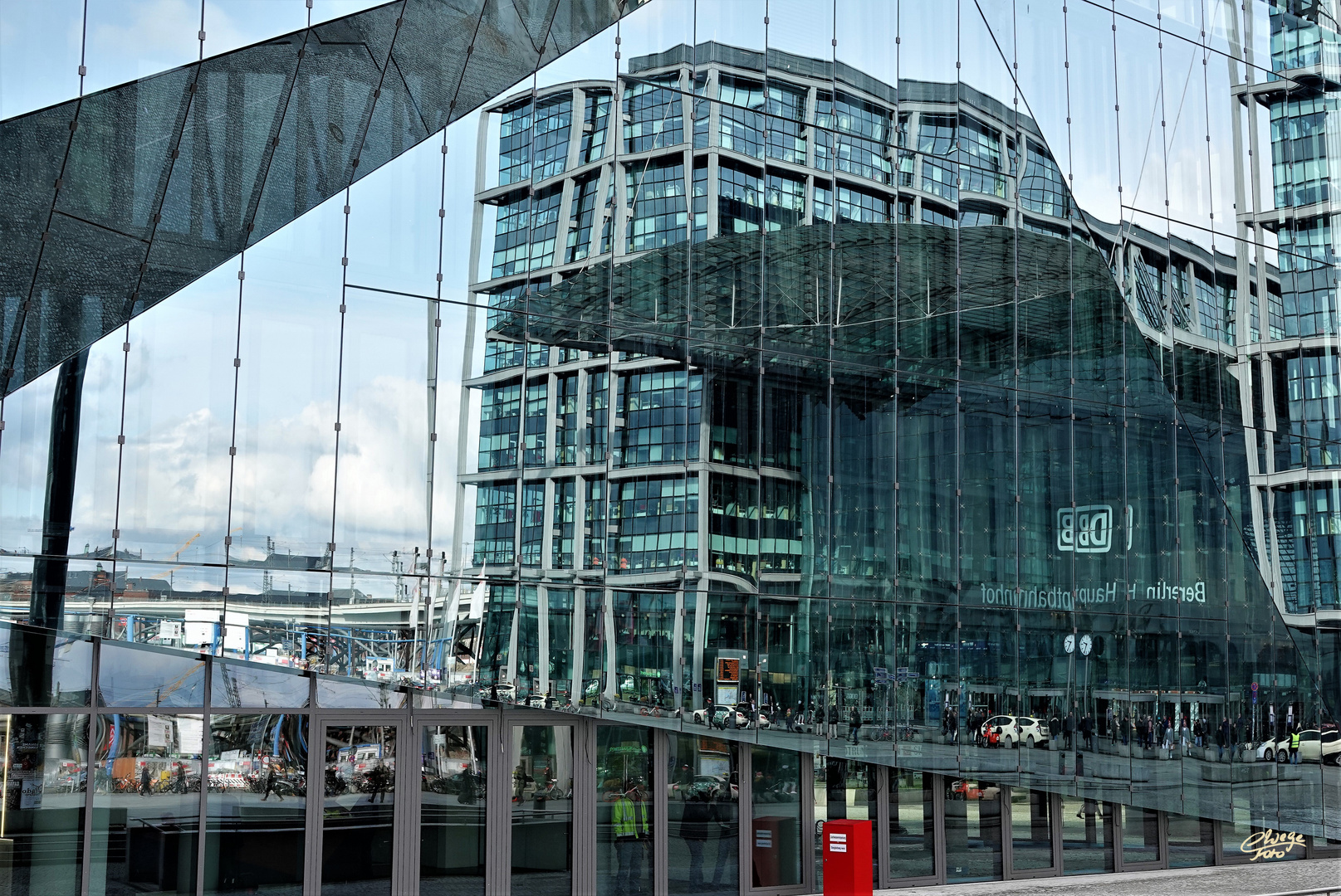 Gespiegelter Hbf Berlin