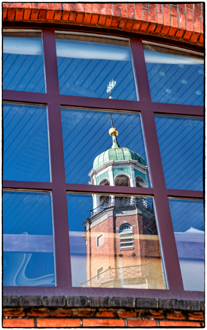 gespiegelter Kirchturm zum Spiegeldienstag