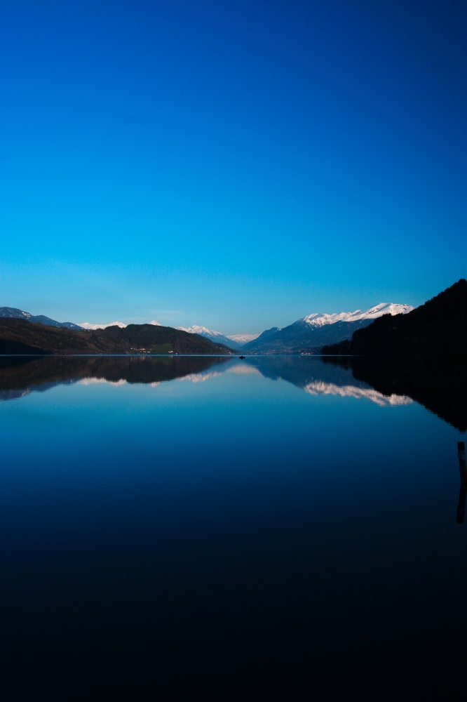 Gespiegelter Morgenhimmel am Millstättersee in Österreich