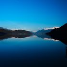 Gespiegelter Morgenhimmel am Millstättersee in Österreich