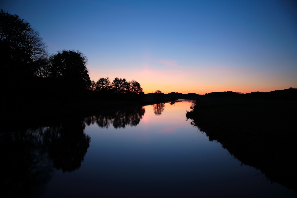 Gespiegelter Sonnenaufgangshimmel an der Ruhr bei Schwerte