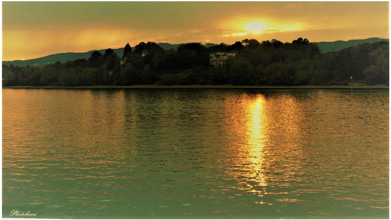 Gespiegelter Sonnenuntergang auf dem Rhein (I)